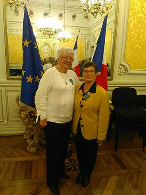 DEUX ANIMATRICES MÉDAILLÉES DEUX ANIMATRICES MÉDAILLÉES