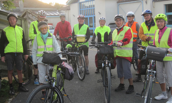 VÉLO-RANDO DANS LE MARAIS POITEVIN VÉLO-RANDO DANS LE MARAIS POITEVIN