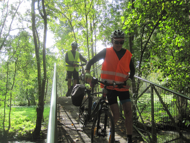 VÉLO-RANDO DANS LE MARAIS POITEVIN VÉLO-RANDO DANS LE MARAIS POITEVIN