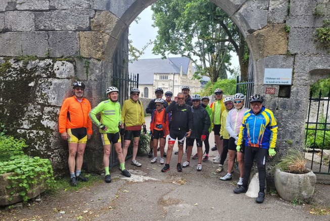 Le groupe devant l’Abbaye de Hautecombe Le groupe devant l’Abbaye de Hautecombe
