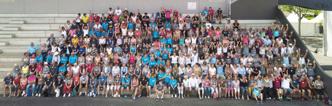 L’ensemble des participants pose pour une belle photo de famille L’ensemble des participants pose pour une belle photo de famille