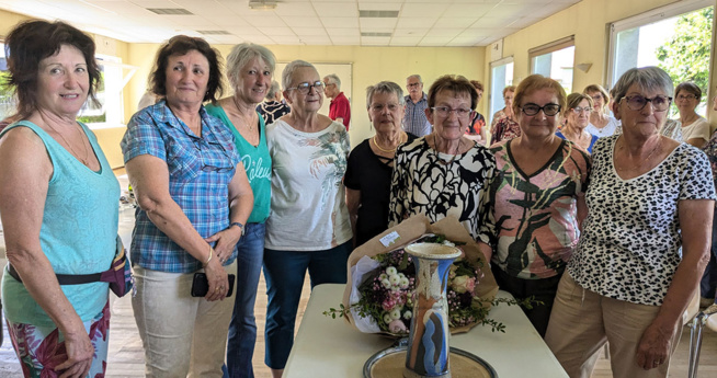 Lucette entourée de l’ensemble des animatrices Lucette entourée de l’ensemble des animatrices