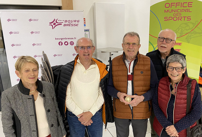 Michel Brayard entouré du Président et de la Vice-présidente du club, de son épouse et de l’ancien Président du club médaillé en 2023 Michel Brayard entouré du Président et de la Vice-présidente du club, de son épouse et de l’ancien Président du club médaillé en 2023