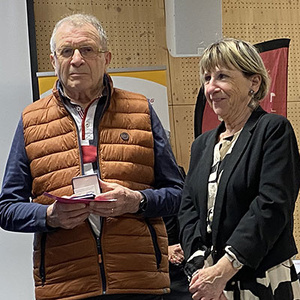 Médaille remise par l'élue municipale, Françoise Prudent Médaille remise par l'élue municipale, Françoise Prudent