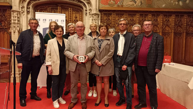 Hubert Tourneux entouré de membres du bureau et d’animateurs du club Hubert Tourneux entouré de membres du bureau et d’animateurs du club