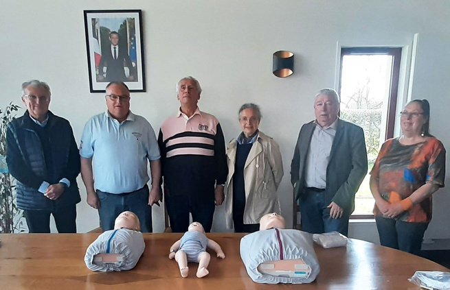 De gauche à droite : Bernard Thévenot, Fabrice Thévenot, Philippe Pitalier, Blandine Sochet représentant Frédéric Taillon, Michel Brunner, Jeanine Jeanvoine De gauche à droite : Bernard Thévenot, Fabrice Thévenot, Philippe Pitalier, Blandine Sochet représentant Frédéric Taillon, Michel Brunner, Jeanine Jeanvoine