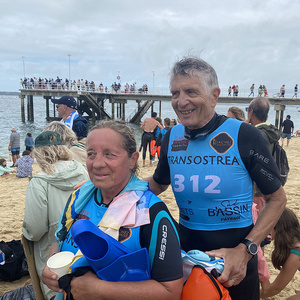 DES ADHÉRENTS D’ARCACHON SE JETTENT À L’EAU