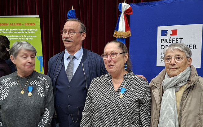 Les médaillées de la Retraite sportive de l’Allier avec Christian Loiseau, président du Comité départemental des médaillés de la Jeunesse, des Sports et de l’Engagement associatif de l’Allier.