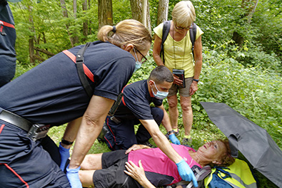 Arrivée des pompiers vers le blessé Arrivée des pompiers vers le blessé