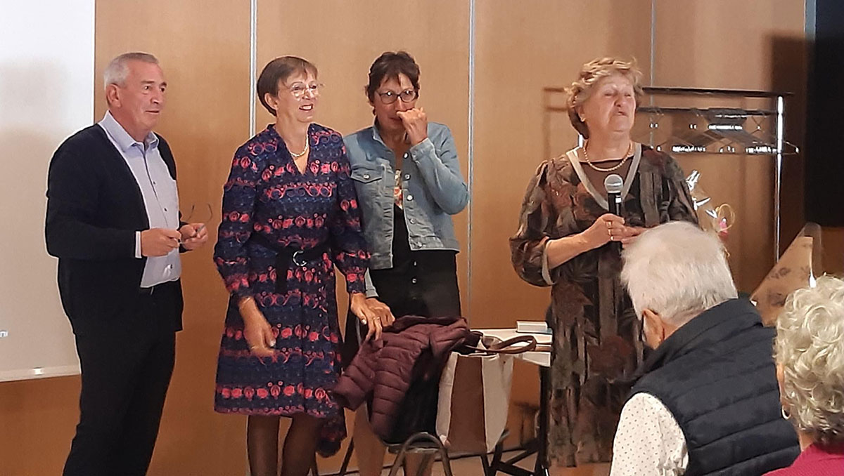 M. le Maire de La Canourgue, Chantal Brunel, Présidente du Coders, Colette Deltour, Présidente du club Lous Passejares (La Canourgue), au micro : Marie-Thérèse Saltel M. le Maire de La Canourgue, Chantal Brunel, Présidente du Coders, Colette Deltour, Présidente du club Lous Passejares (La Canourgue), au micro : Marie-Thérèse Saltel