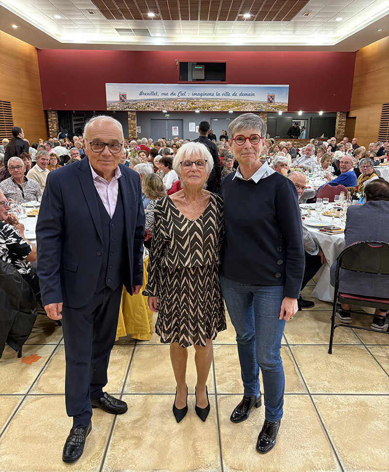 Marie Jacquemin entourée de l’ancien maire et de l’actuelle